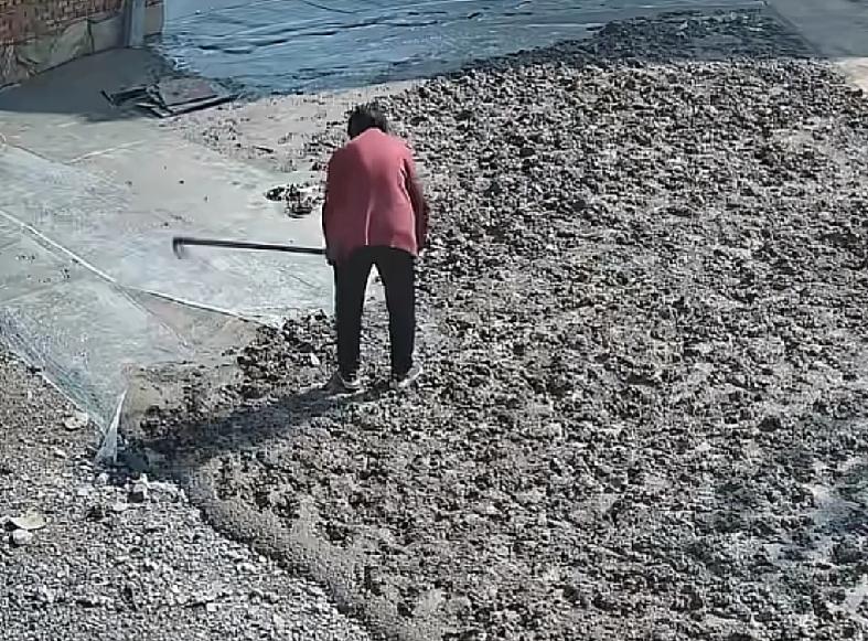 湖南邵阳附近一村子，由于常年路面不平，村里面的土特产都无法正常运输于是大家准备