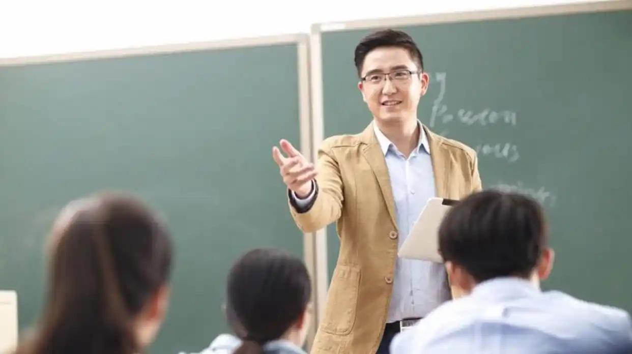 现在的老师到底有多卑微，就连正常的学生换位置，都能被家长指着鼻子骂:“你是不是收