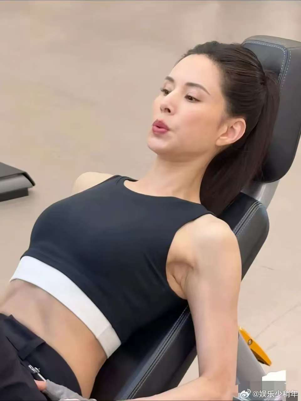 我拿着59岁李若彤和49岁李湘的照片去问大师：这两个人谁更年轻呢？大师毫不犹豫