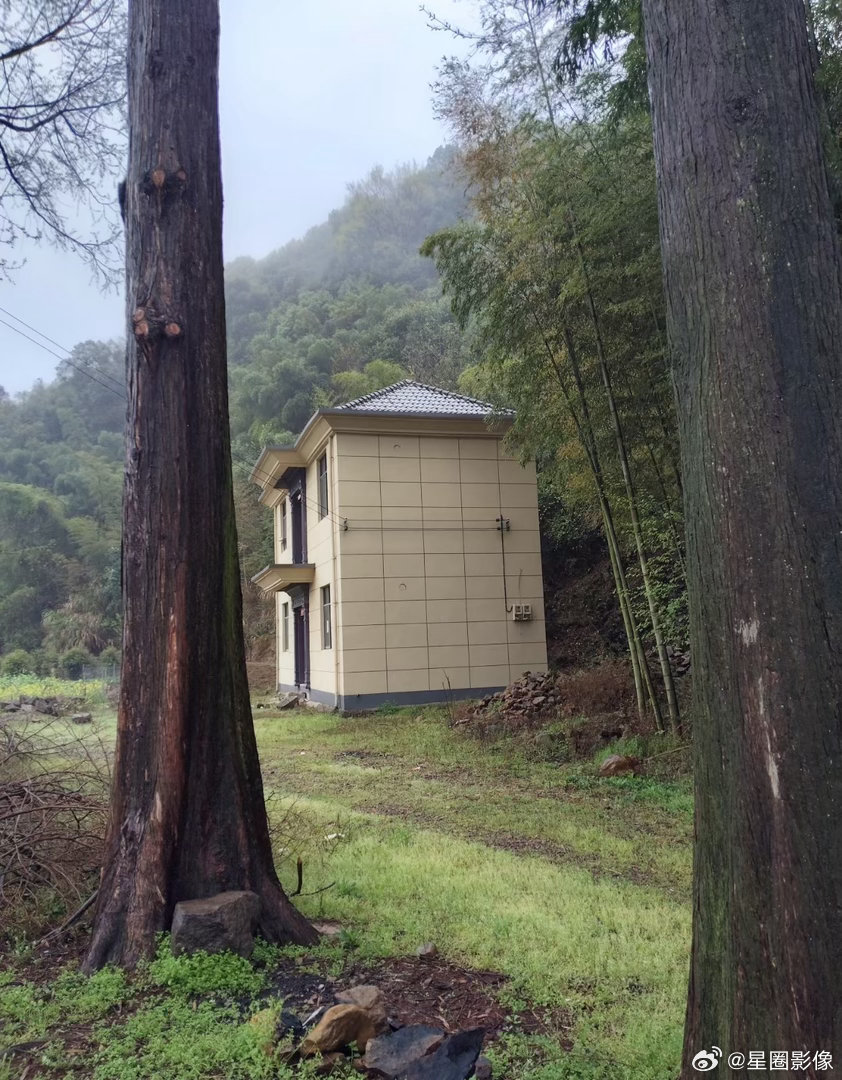 好诡异啊，为什么二楼也要设计个门😢