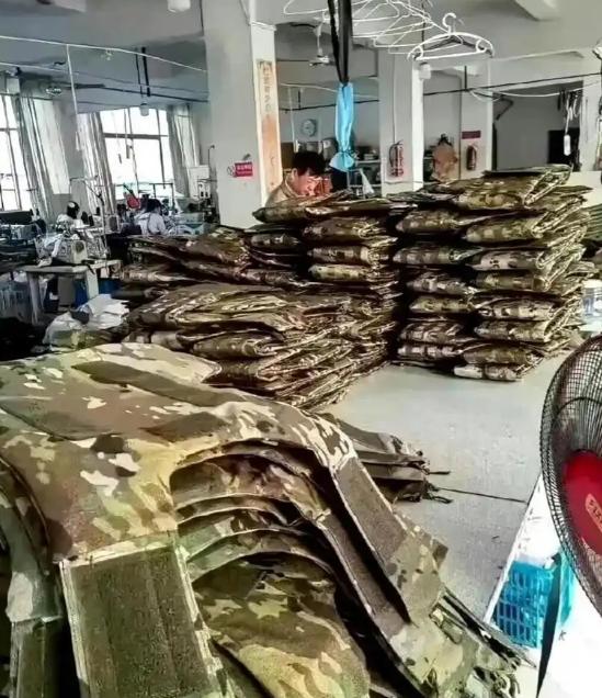 最近不少国内防弹衣厂都在加班加点生产,国外订单一个接一个,根本停不下来,为啥全球