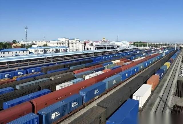 乌克兰这次算是下了血本，上千架无人机对着莫斯科连轰了三天三夜，本来指望靠“饱和式