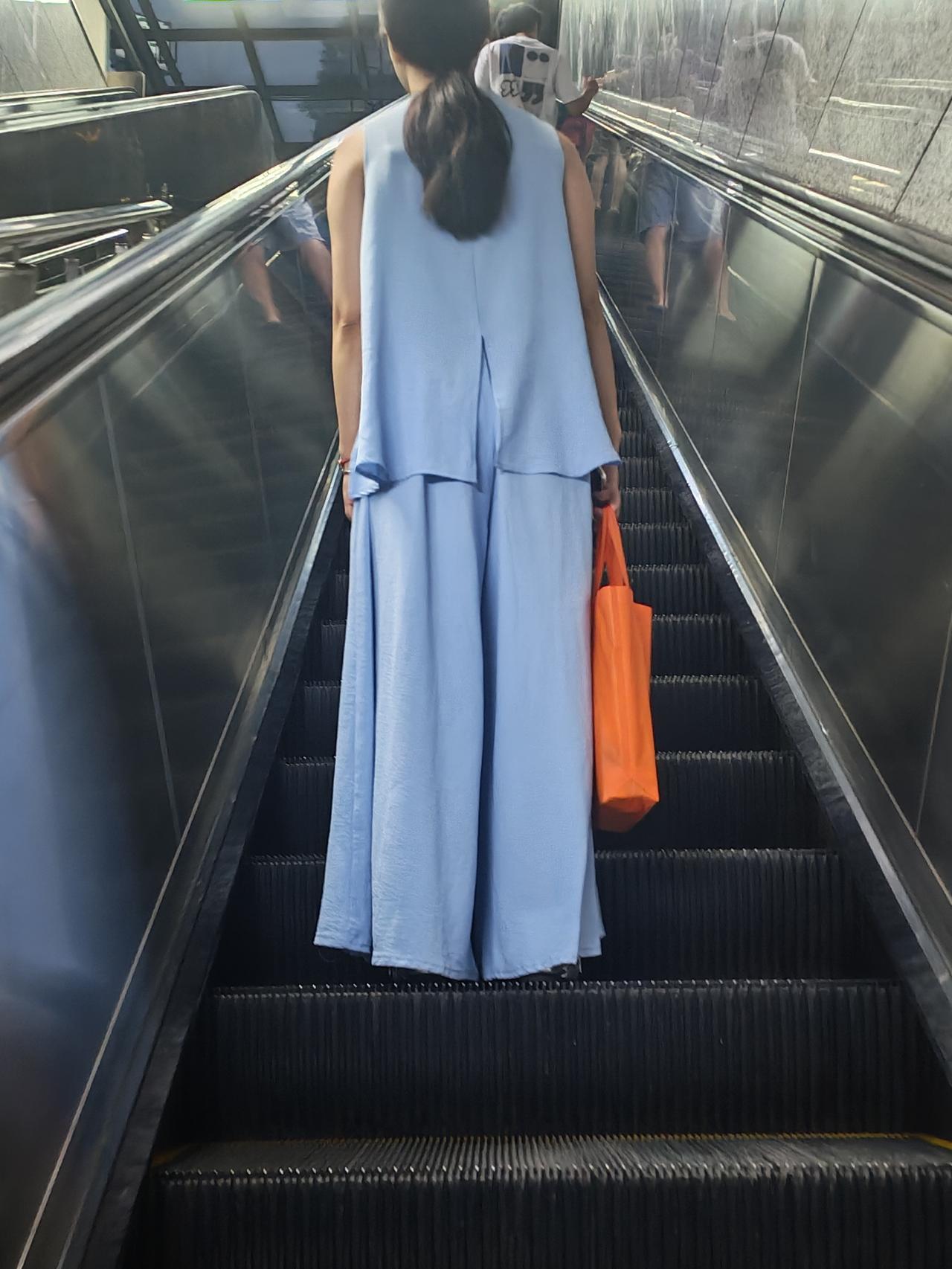 中年妇女如何穿搭比较时尚有气质?