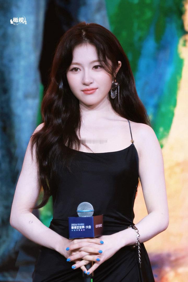 我承认对李兰迪太大声了谁说李兰迪胖啊黑色连衣裙配她这张脸，简直是犯规啊！我承认