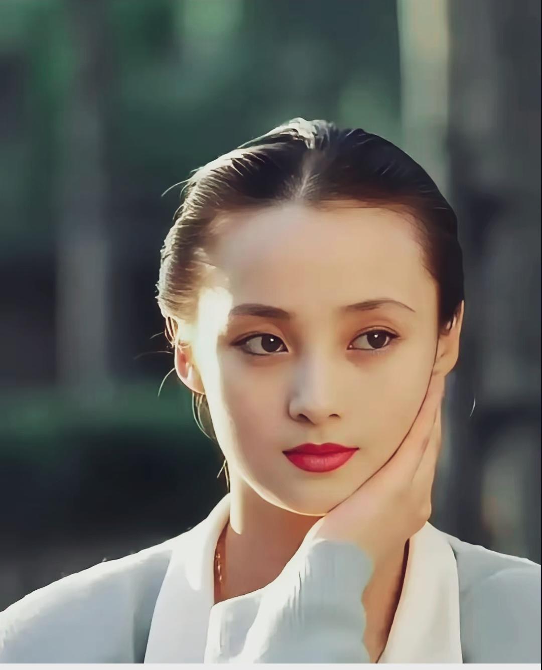 19岁的蒋勤勤眉眼如画，比陈红还美！怪不得陈建斌一眼沦陷。