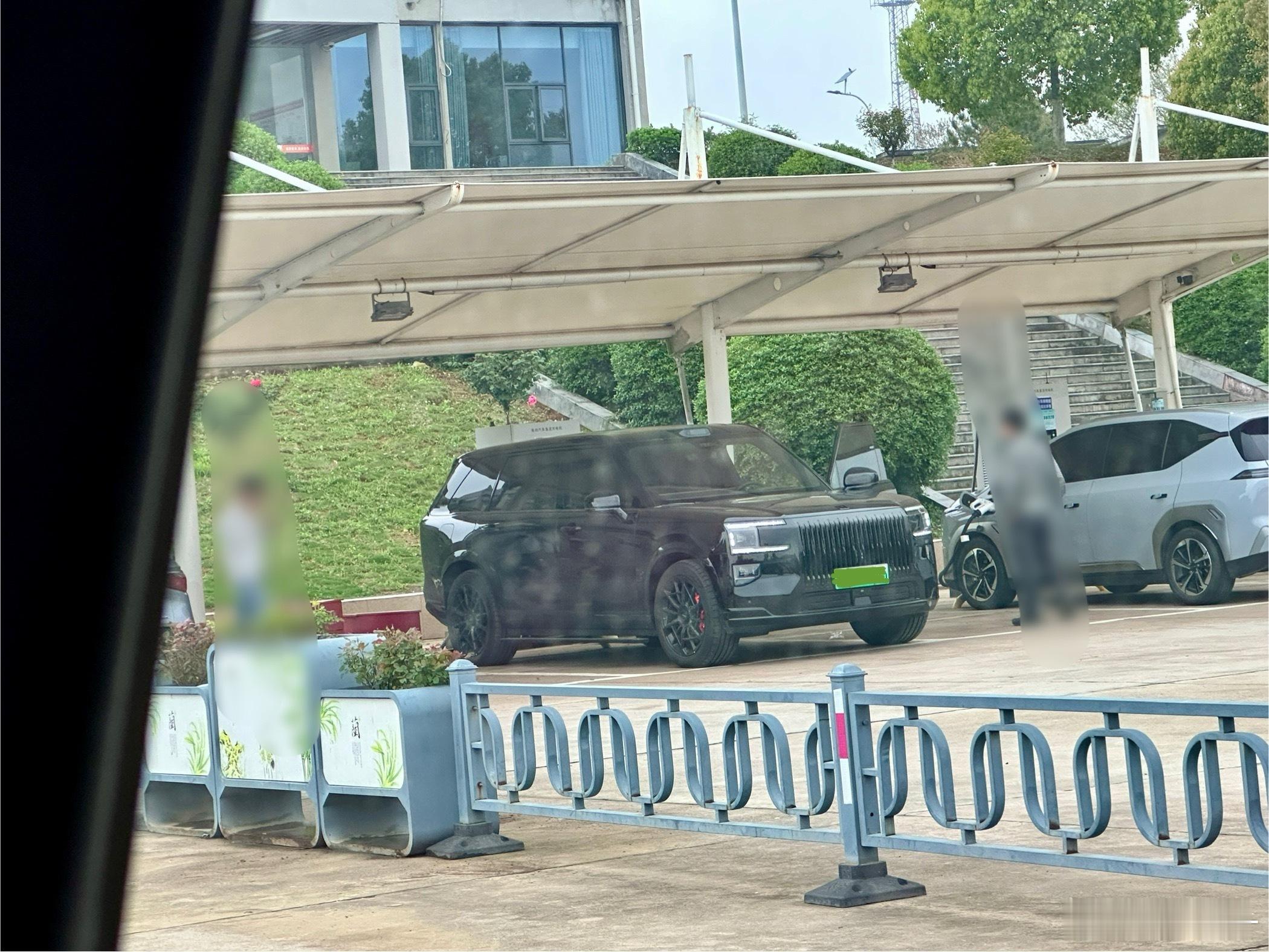 高速服务区见闻“城市用电，长途用油。”就是一句彻头彻尾的屁话。