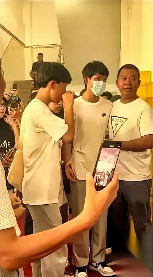 叶锐聪爸妈刚走养家就堵到校门口妈妈直接放话“再碰我儿子试试”很多人说