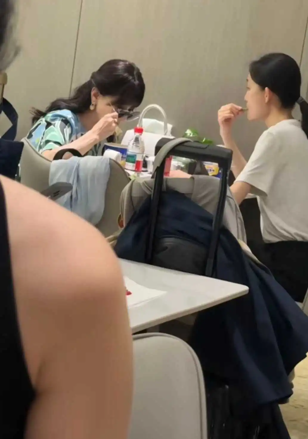 女神也吃泡面，想请她吃点好的