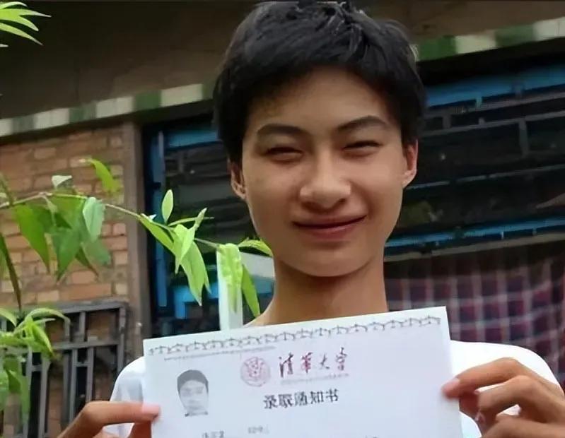 2017年，河北一学生高考得分744，清华校长亲自来接他进京。然而，到了考生家，