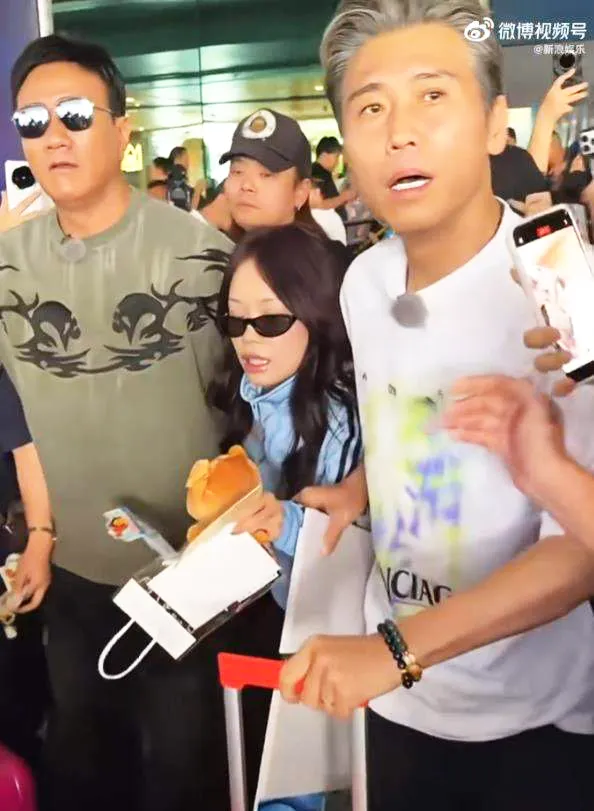胡军李乃文给万妮达当助理，一左一右&
