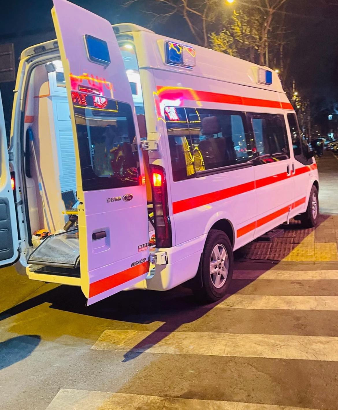 真的太让人揪心了！我妹妹的同学，一个女孩子，在学校跳楼自杀了，她爸妈赶来后，妈妈