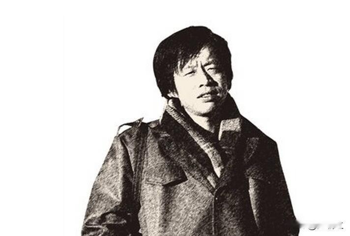王小波讲过一个故事。小时候，他有个伙伴，看见大公鸡踩蛋，捡起石头就追——追着