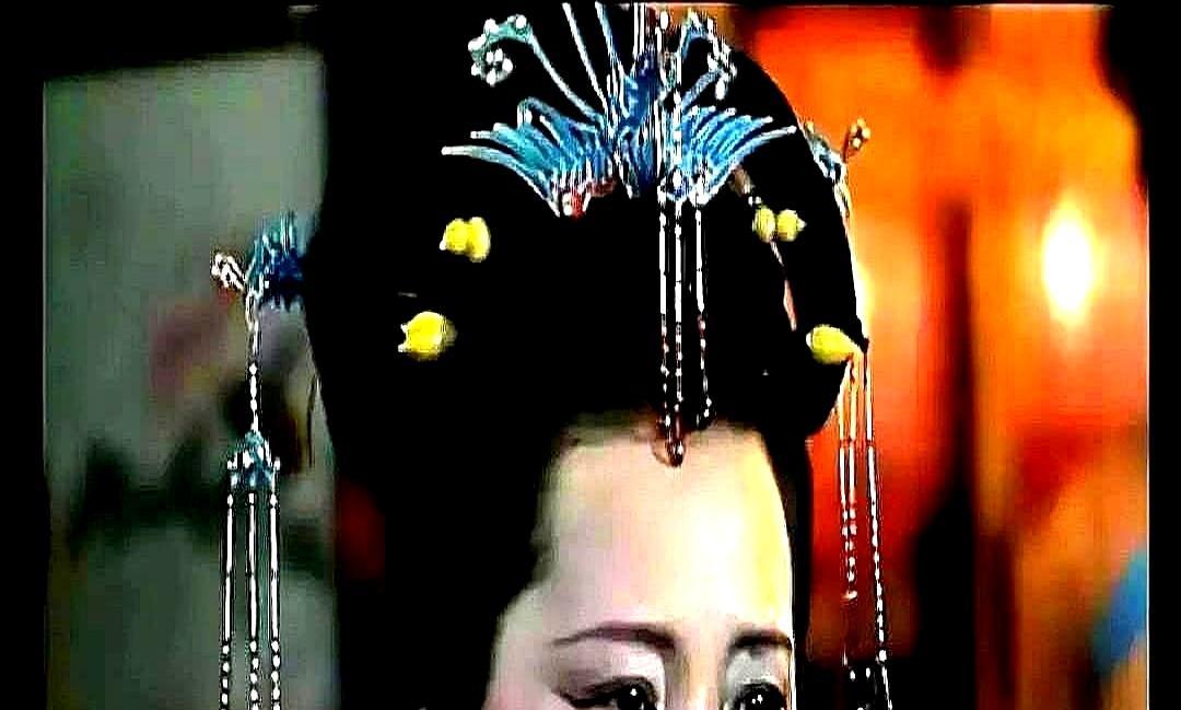 87版《红楼梦》最大的“秘密”，藏在王熙凤的头上。你敢信吗？那个气场两米八