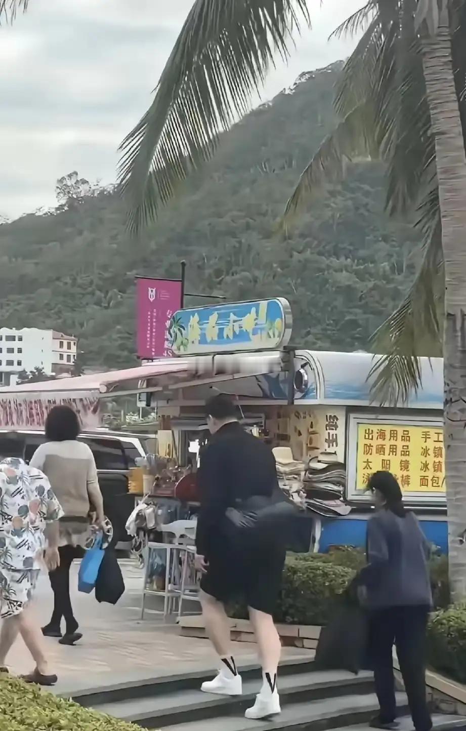 姚明一家三口在三亚钓鱼被偶遇，16岁的姚沁蕾身高直逼190+，侧脸还意外撞脸吴京