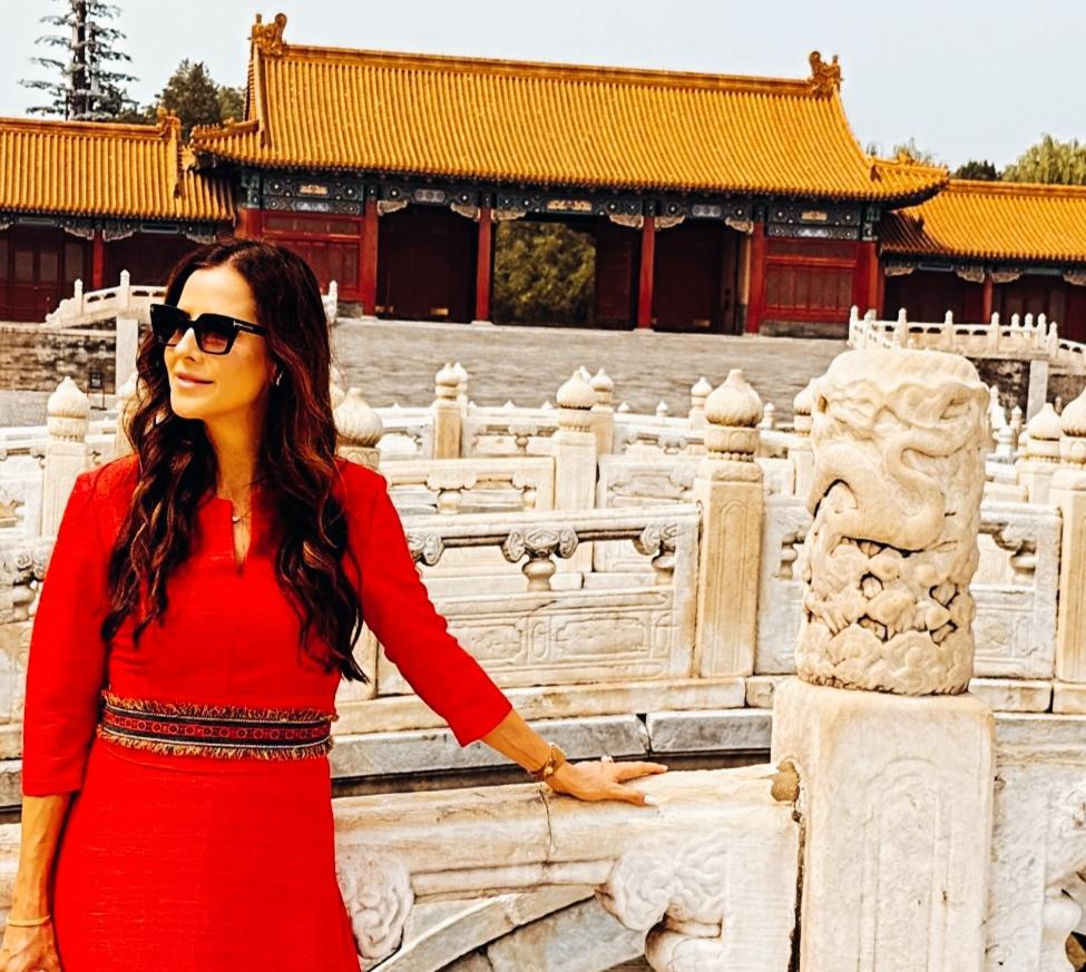 西班牙王后和武契奇的妻子，两人一看就对出访做过功课！两人都是身着一身红裙，一看