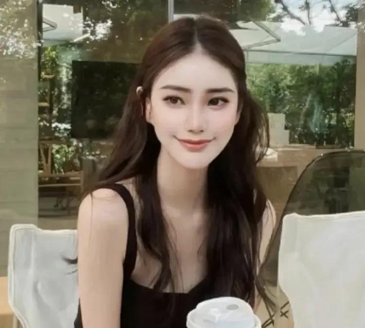 马筱梅说，在家是独生女，我爸妈对我的教育，既是宠爱也很严格。在家里，爸妈一个碗盘