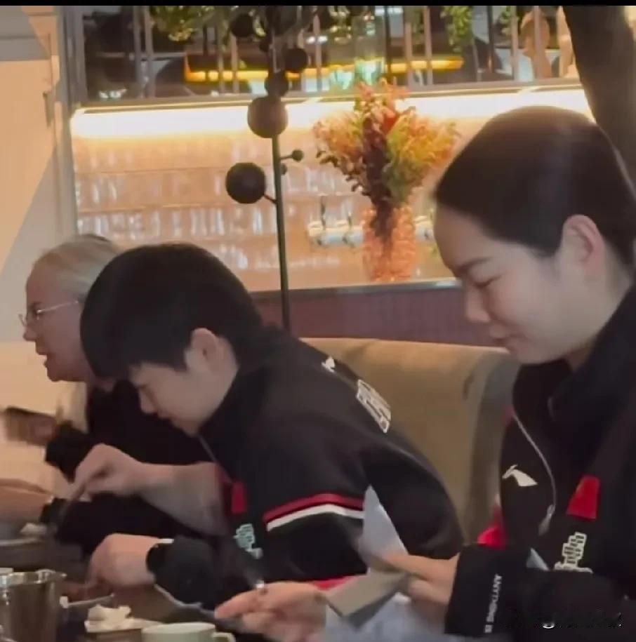 笑死我了，索林请莎莎吃饭，莎莎一听吃好吃的，就点头答应了，还不忘带上自己