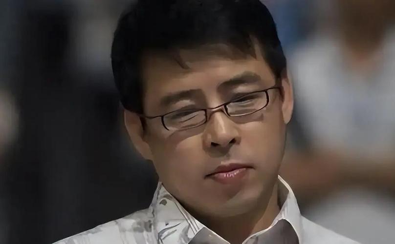 曾扬言要让中国向世界道歉的阿丘，被央视除名后，如今过得怎样？从工厂小干部混到央