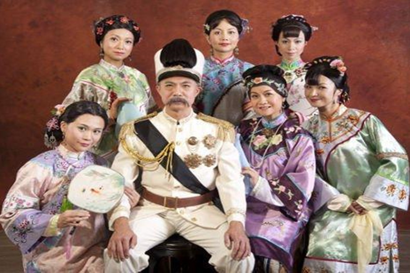 1915年冬，袁世凯还没有登基，自家后院先闹了起来，妻妾们为了争当皇后吵得不可开