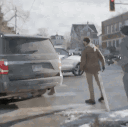 被ICE击毙的白人男子是作死？1周前曾踹掉特工的车灯！新的视频显示，被ICE特工