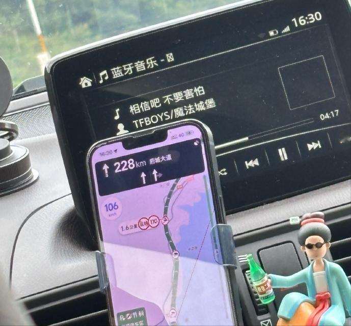 这次国庆假期，我和两个同学一起自驾出游，三个人轮流开车。同学A是个开了很多年