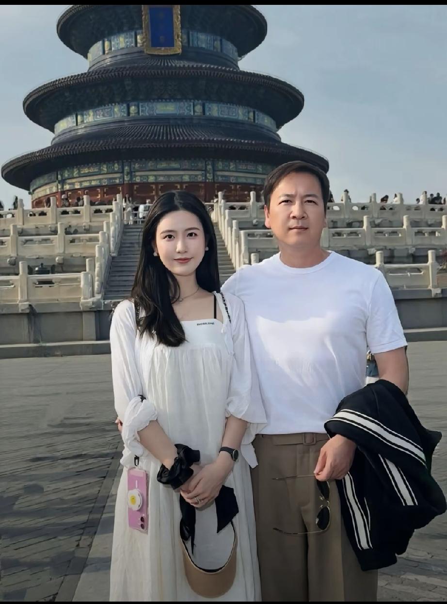 赖文峰虽然比楚玲大20多岁，因为赖文峰日常保养的非常好，经常健身运动身材保持的不