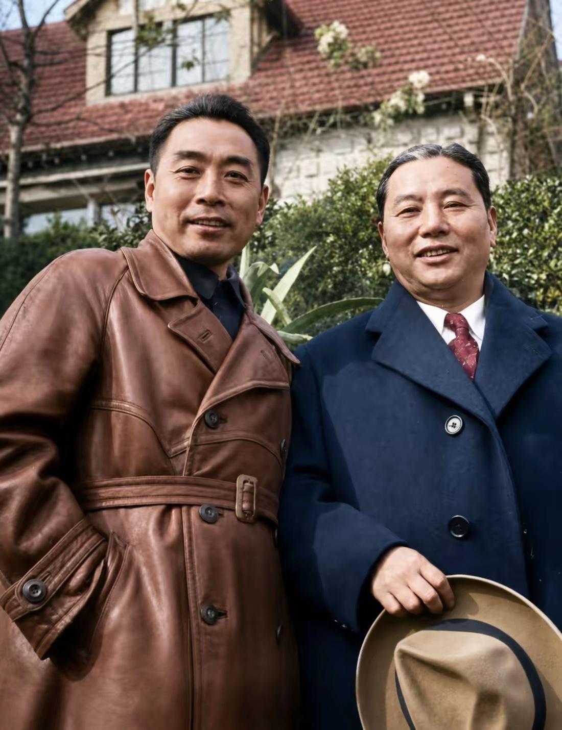 一张罕见的周总理合影，穿上这身皮衣的周总理太帅气了，感觉这衣服放到现在也算是流行