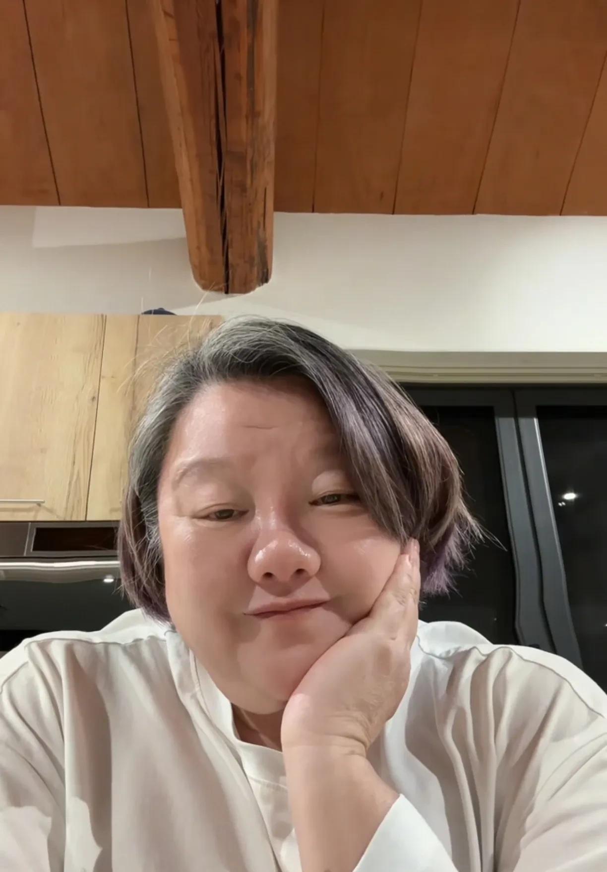 这是陈凯歌的前妻洪晃，1961年出生的她，今年64岁，看状态，她的生活过得很安逸