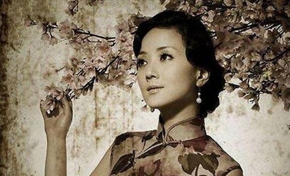 1940年，军统女特工装病被送往医院，同事们一走，她立马跳下来跑到重庆某茶馆，对