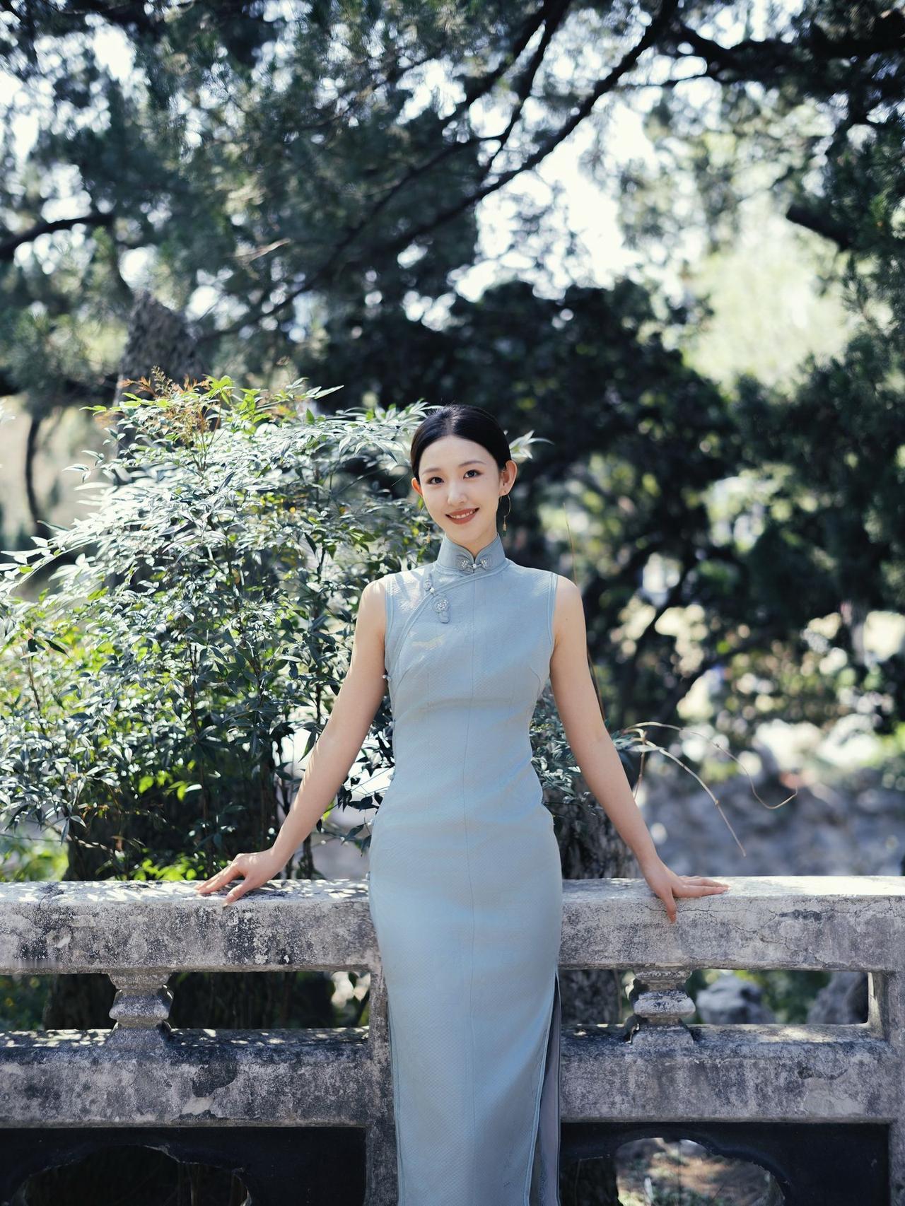 优雅旗袍，绿意盎然，古典与自然完美融合。