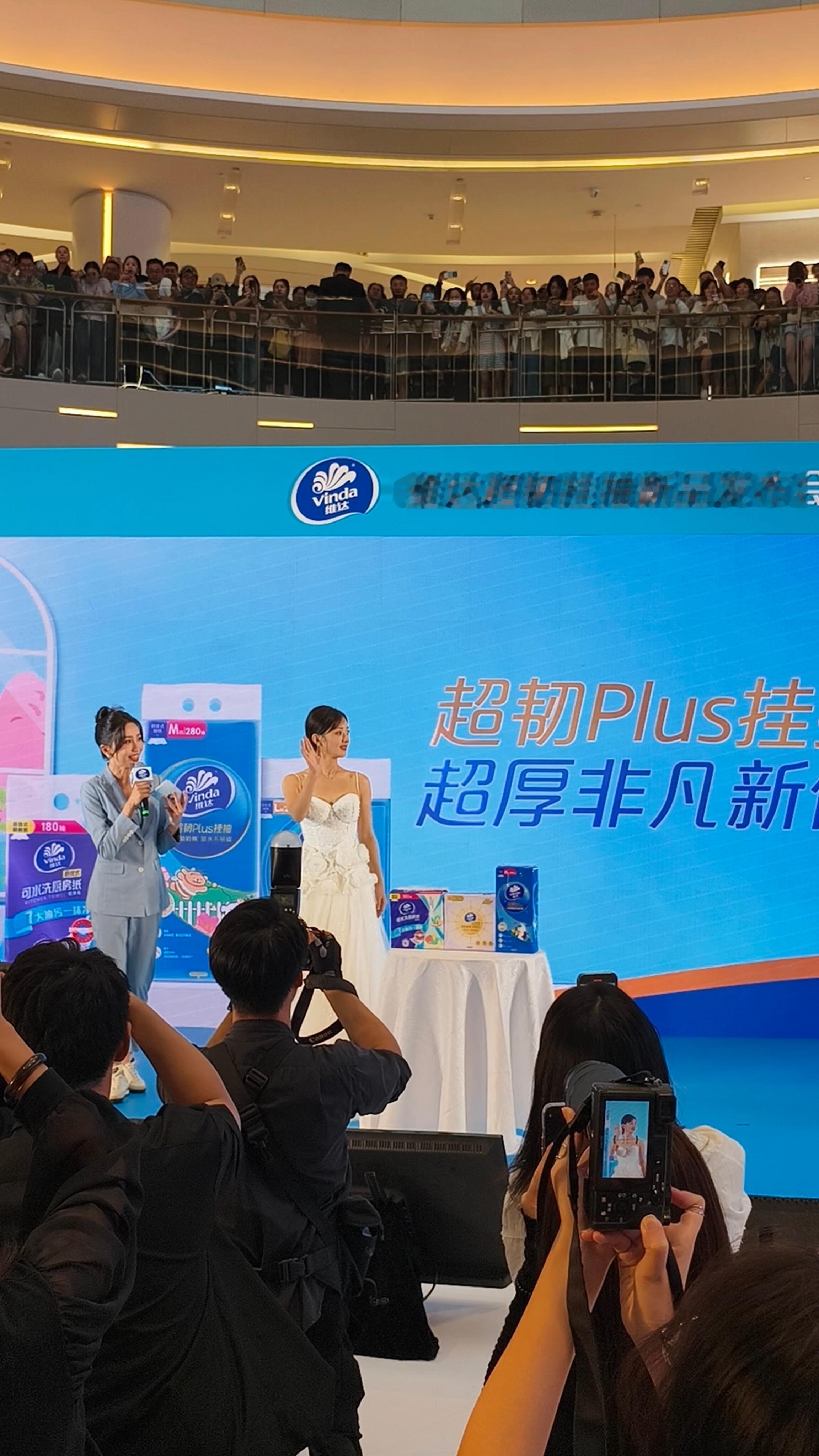 是谁在打扰赵丽颖走红毯虽然我见赵丽颖也是这个样子，但渣浪怎么天天轮着法儿的给赵丽