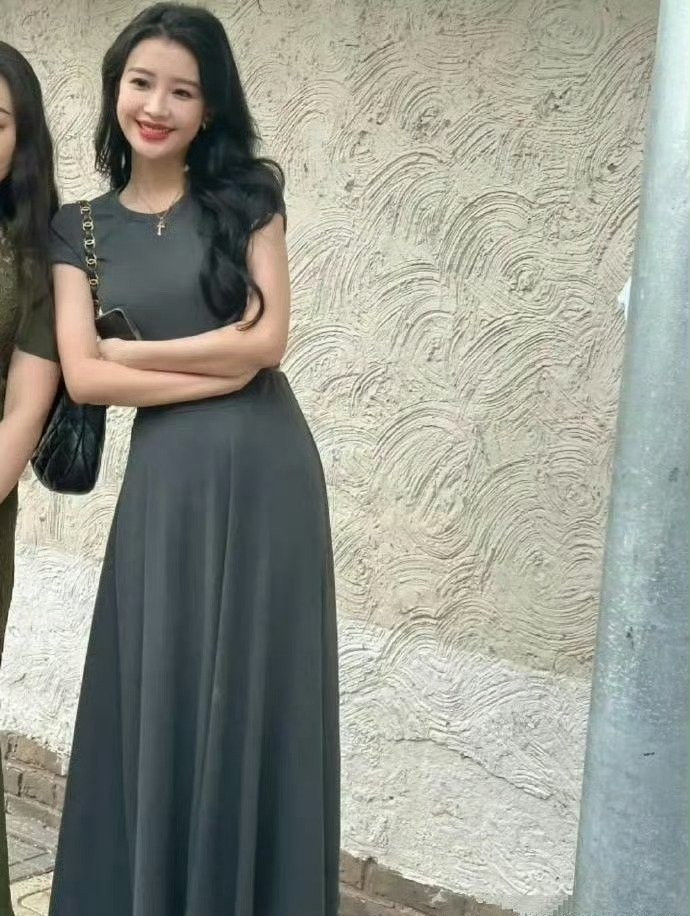 一直以为孙怡身材娇小，看到她和路人的合影才知道，原来她这么高呀，这大体格子太顶了