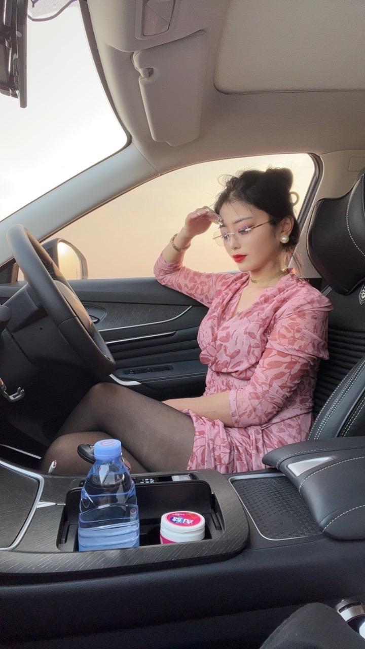 亲爱的 我打一支玻尿酸都要三千起步 你上下嘴皮子一动就说喜欢我 我沉默了许久