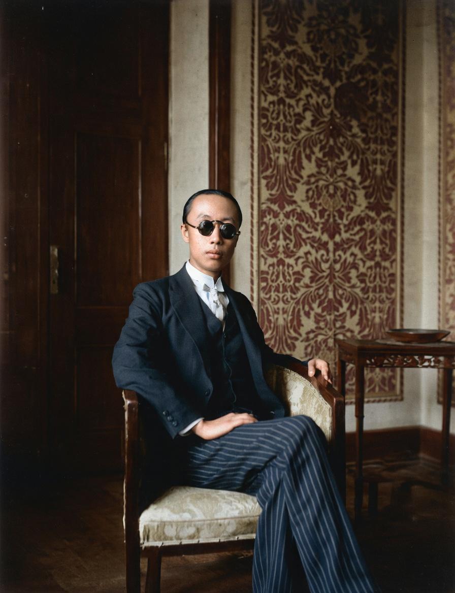 这是中国末代皇帝爱新觉罗·溥仪的肖像照，拍摄于1925-1931年他寓居天津日租