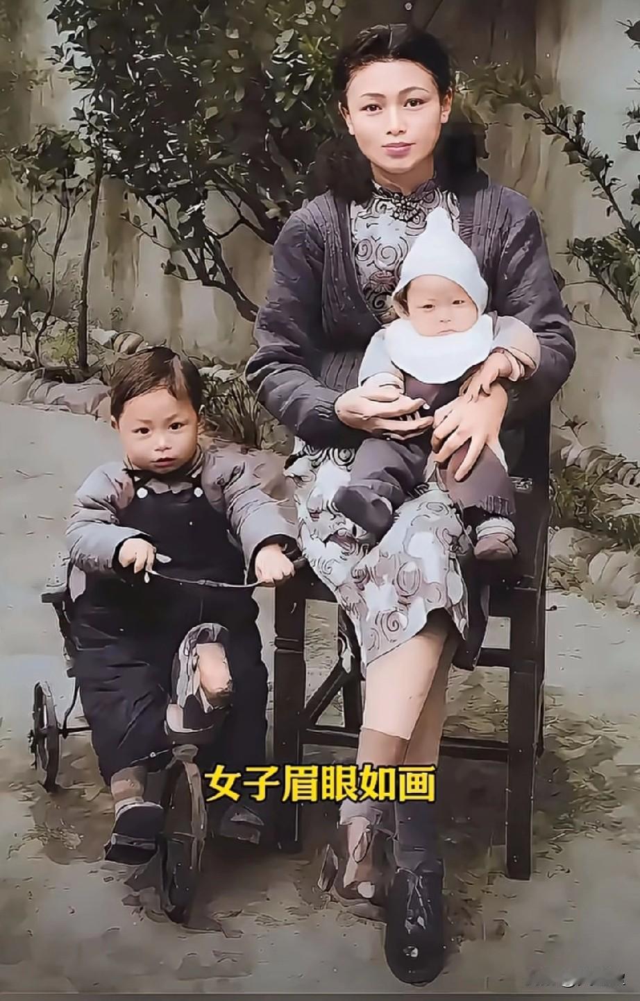 漂亮的人在任何一个时期都是时尚的。这张民国时期的合影中，女子眉眼如画，身着剪裁