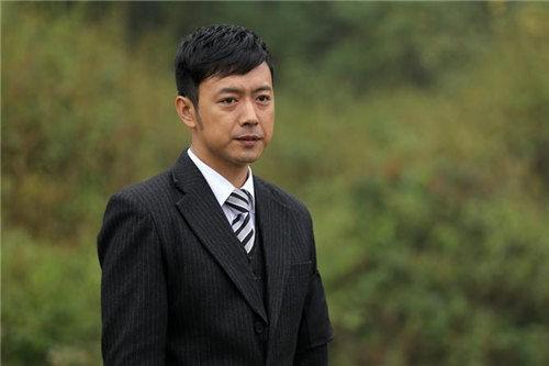 2008年，《潜伏》开拍，有个情报贩子“谢若林”一角，本着肥水不流外人田