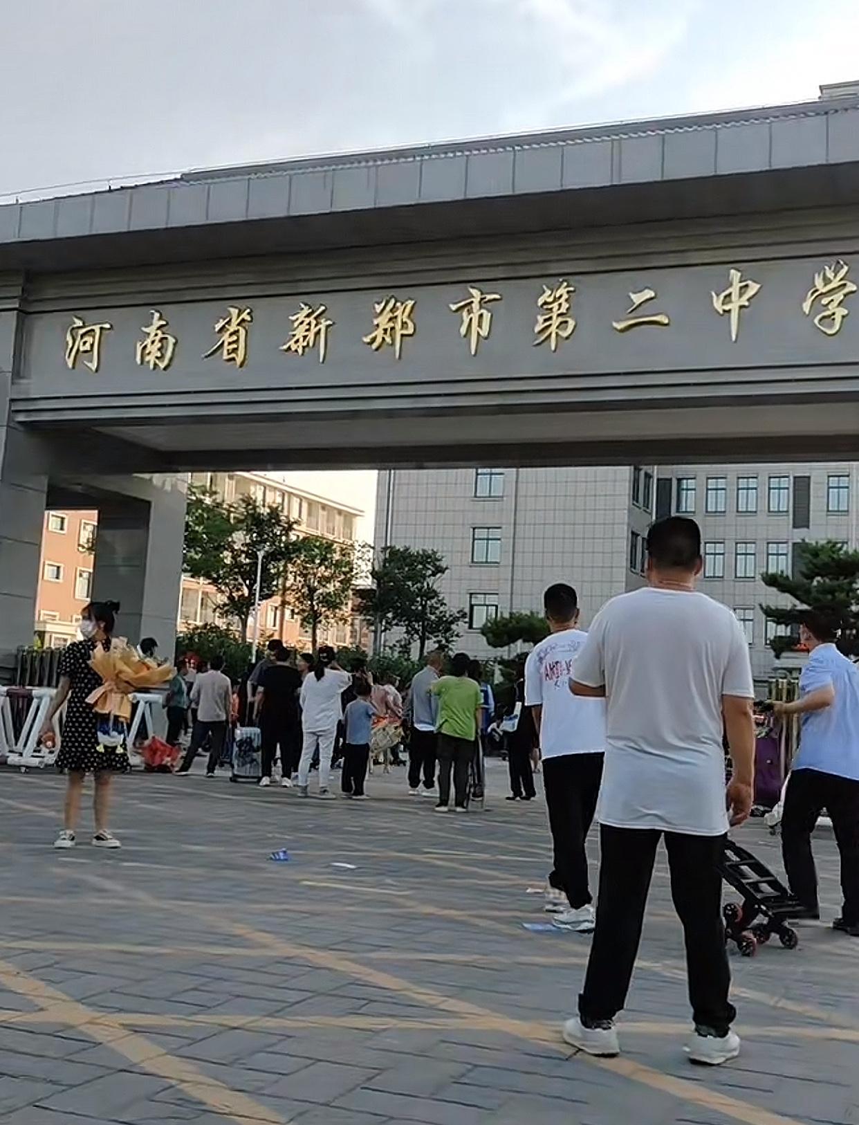 毁掉一个学生只需要一部手机毁掉一个老师只需要让学生砸掉那部手机河南新郑二中（
