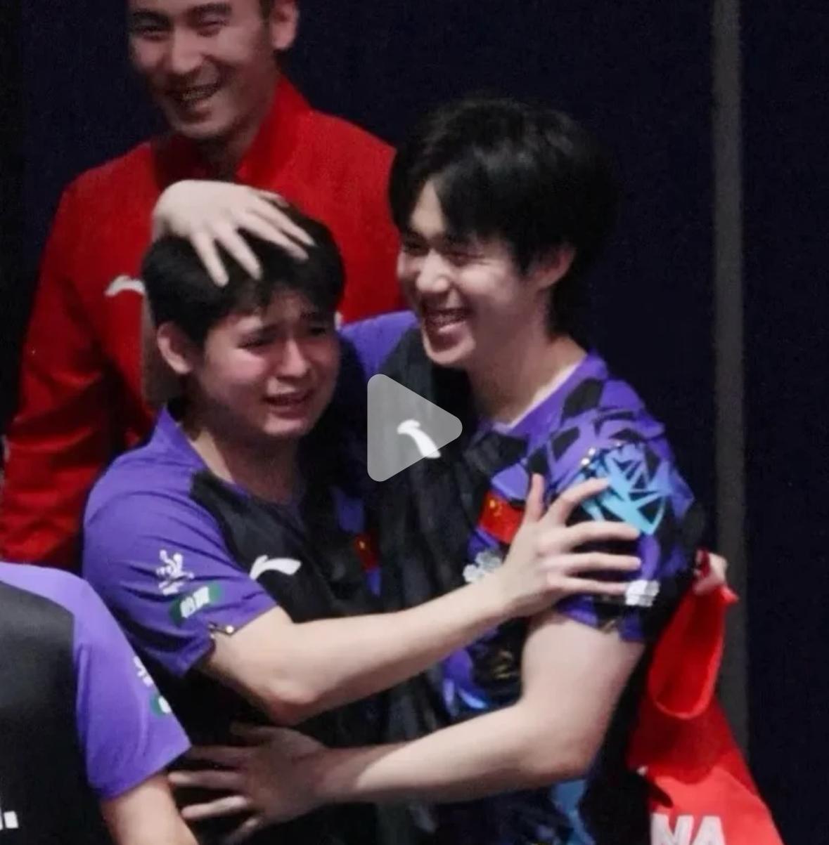 伦敦世乒赛永远值得珍藏的温暖瞬间—林诗栋获胜后和王楚钦拥抱的画面，王曼昱赢下最后