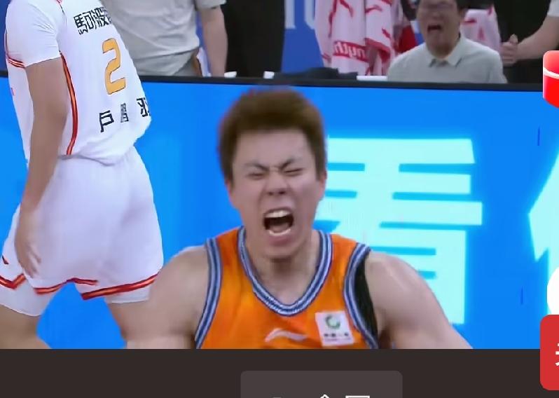 《揭幕战张镇麟莫名其妙的疯狂》扣了个球，表情扭曲又捶胸顿足又嚎叫，恍惚间给人一