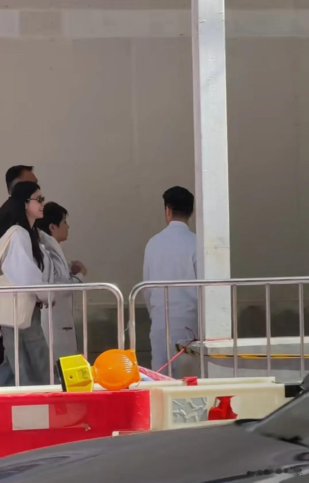 奚梦瑶和老公何猷君，还有婆婆四太，一起现身香港街头。奚梦瑶一直走在婆婆身后几步