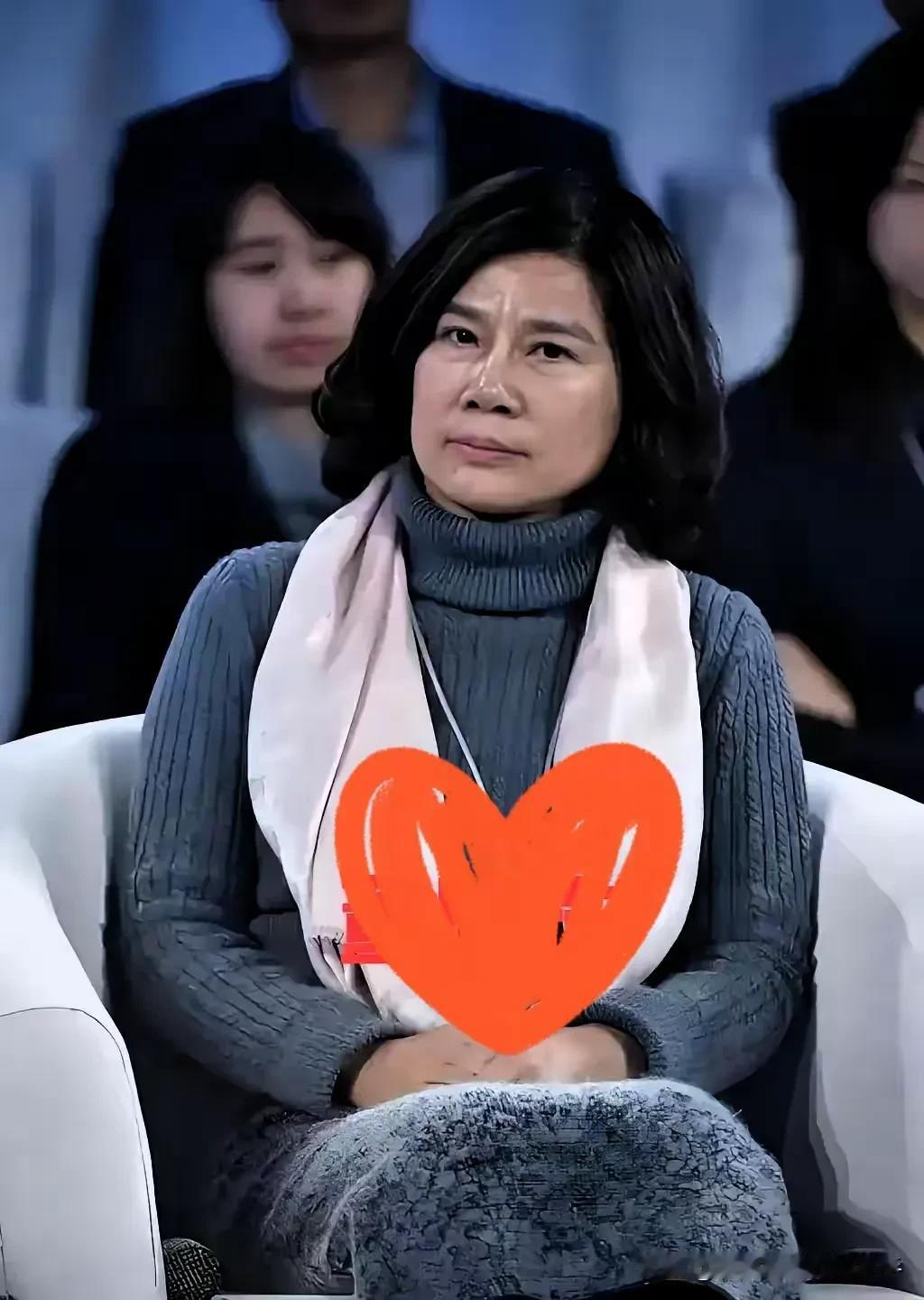 董明珠又赢了，赢得很孤独。美的签了，小米签了，海尔签了，19家企业围坐一桌，签