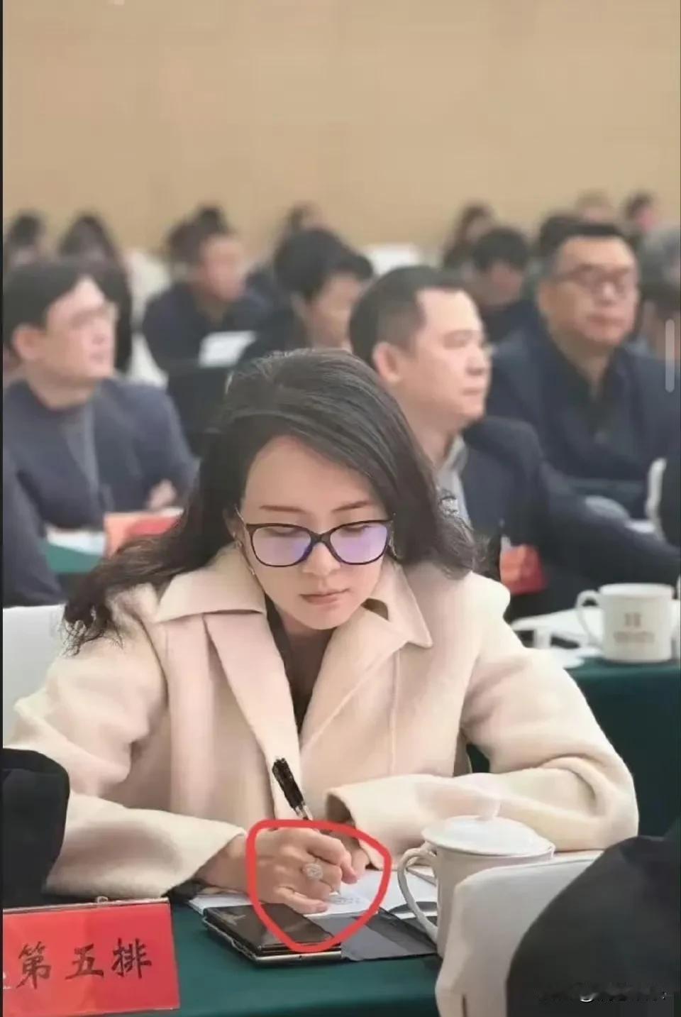 最近女明星开会的标配不是高定礼服，而是人均一副黑框眼镜！章子怡在文联会议上戴