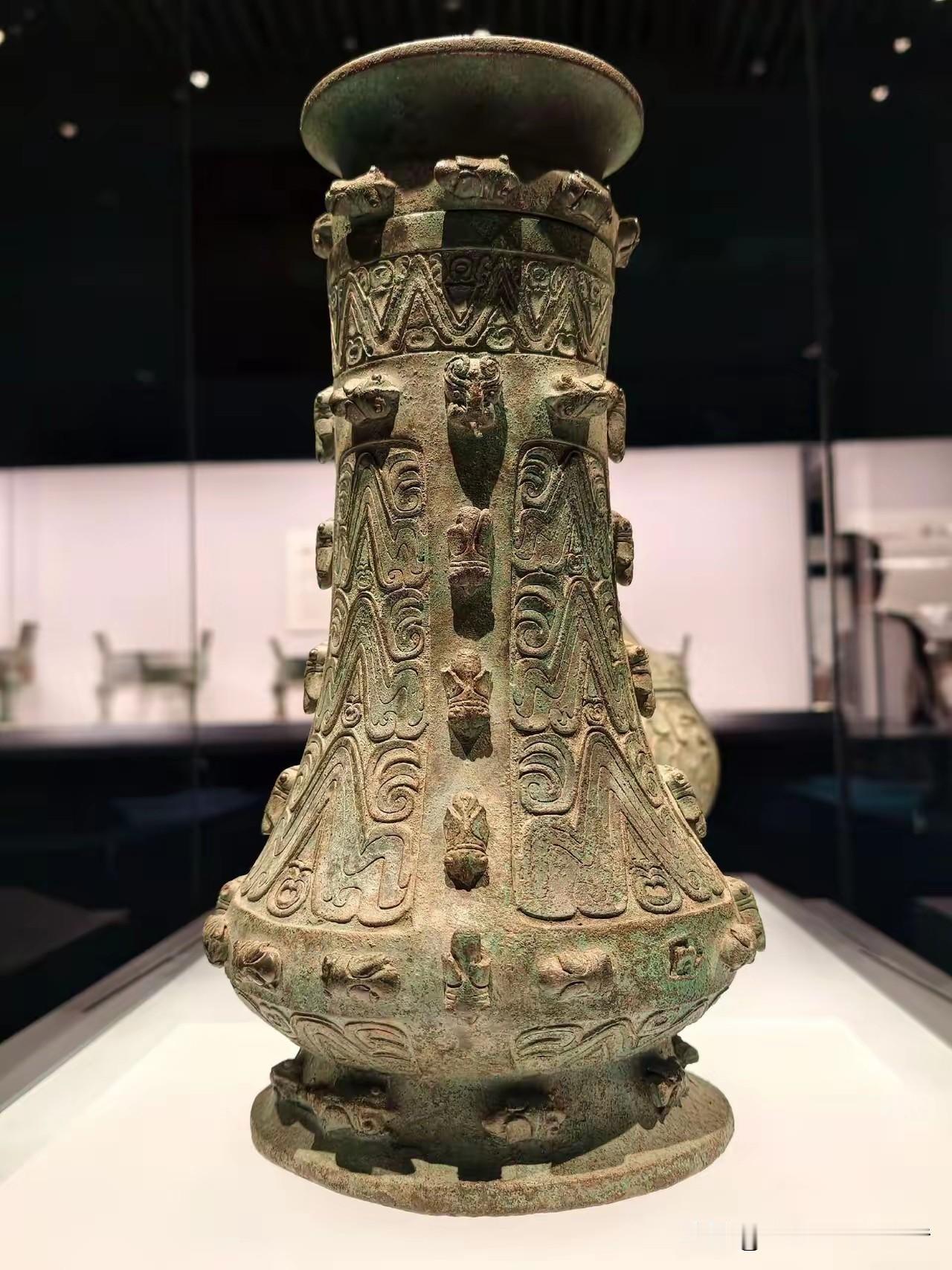 “中国最吵的青铜器”。上海博物馆东馆，有人指着展柜里一件壶这么说。不是真会叫