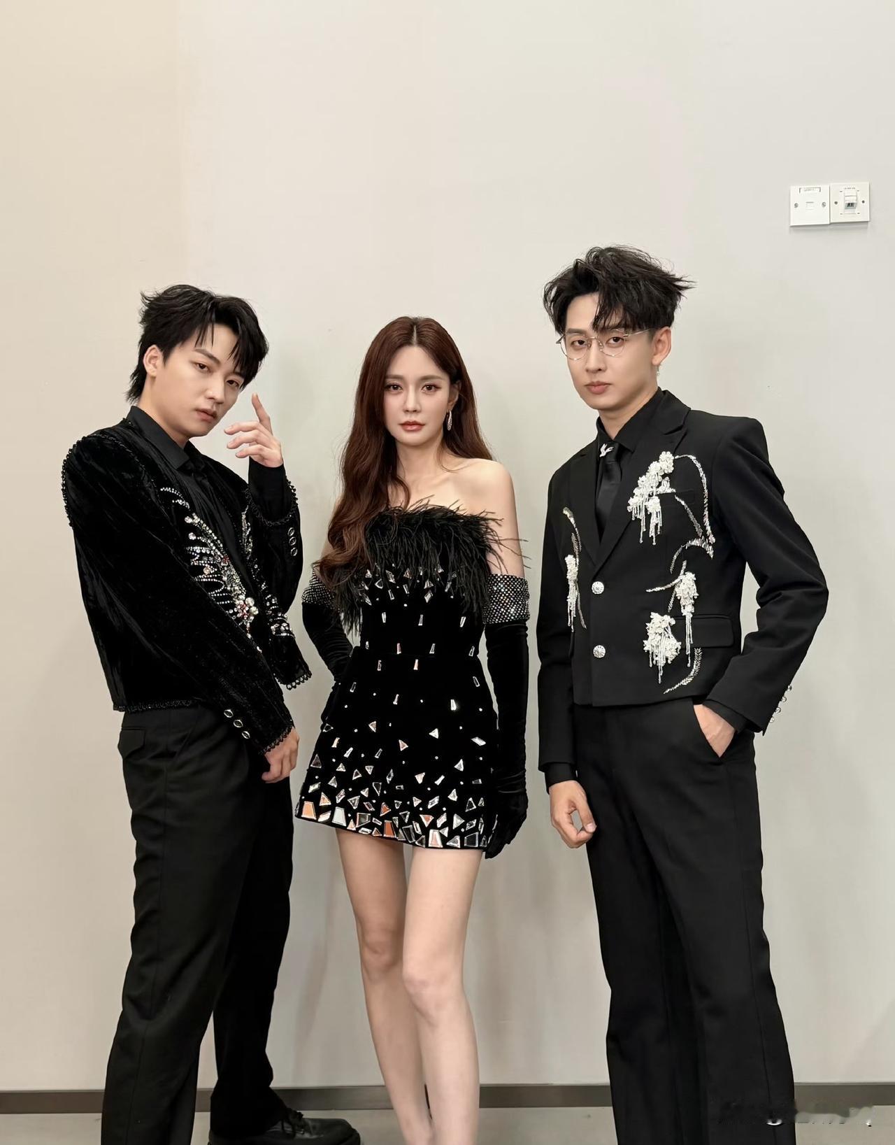 发现沈梦辰的一个小秘密，她腿上的粉没擦匀啊，两条腿的肤色差异很明显。