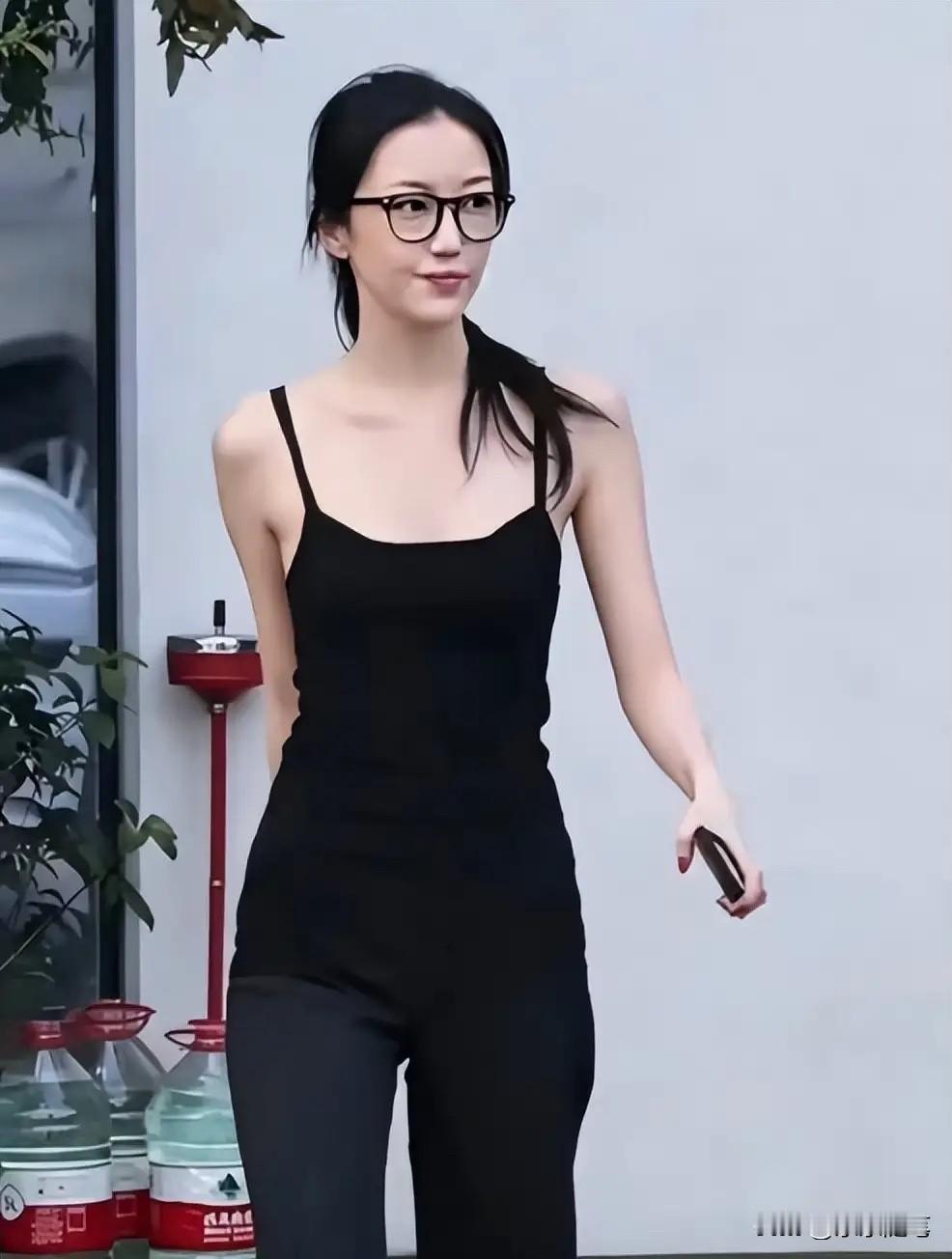 李亚鹏近日与同事闲聊时，罕见分享女儿李嫣在国外的消费观。他透露，李嫣买衣服从不超