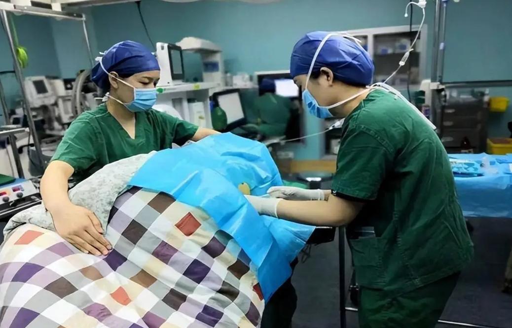一名女子全麻手术后仅仅清醒一个小时，就颤抖着拨通了报警电话，哭诉当班的男麻醉医生