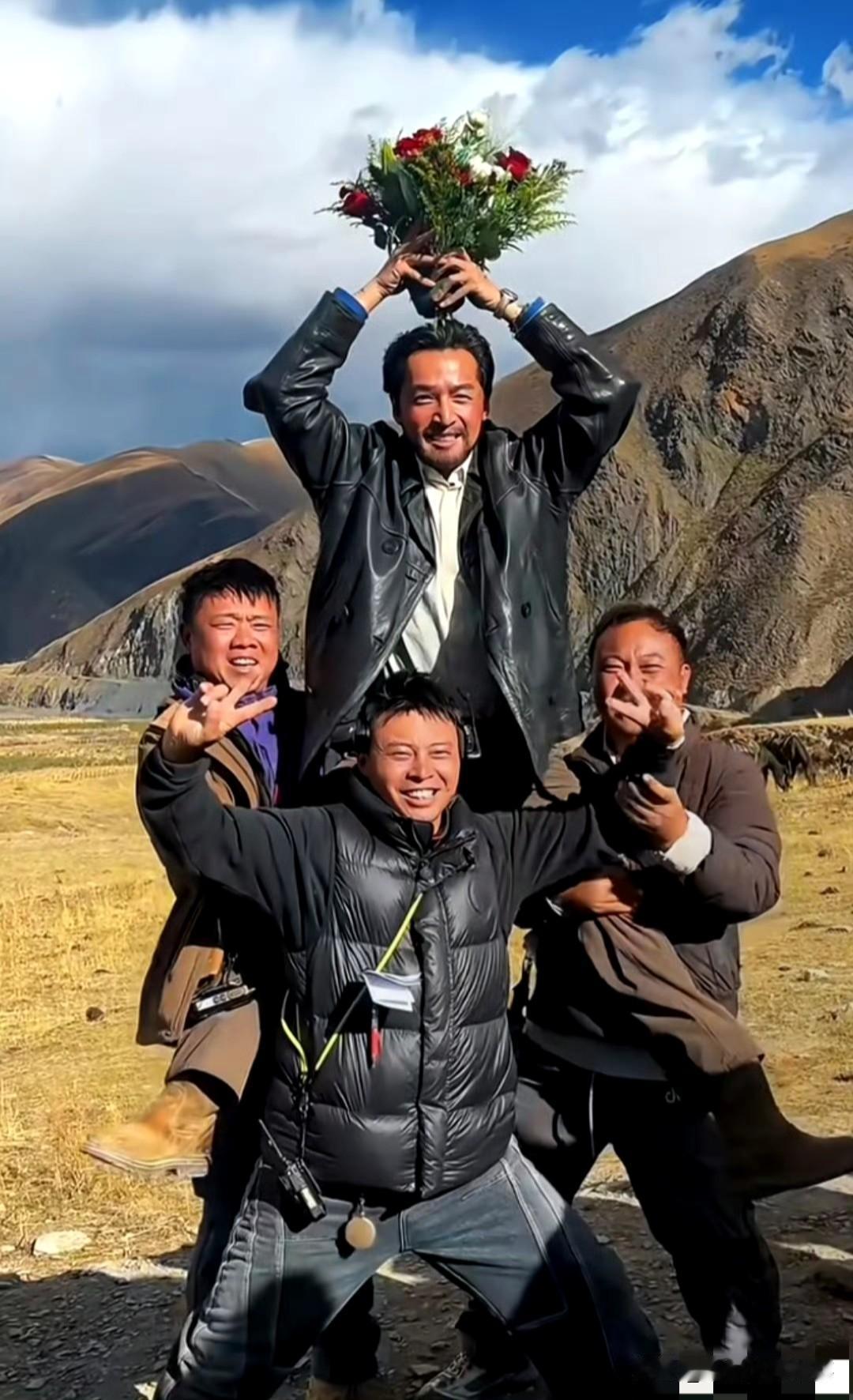 谁懂啊!胡歌梅婷《生命树》杀青照,旷野里的笑容太戳人了🌿荒原、远山、捧花
