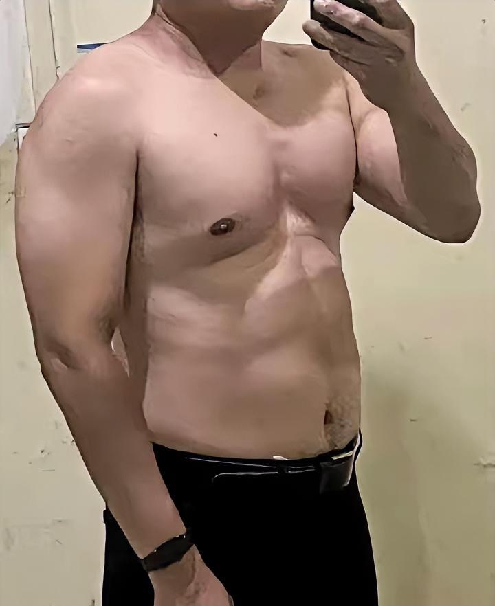 这种身材，这种体脂率，在一般的健身房中是大多数人，也许有人会觉得他体脂过高不好，