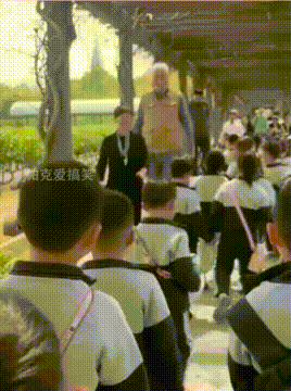 孩子们春游，路上偶遇姚明一家，真是一家都是高个子！