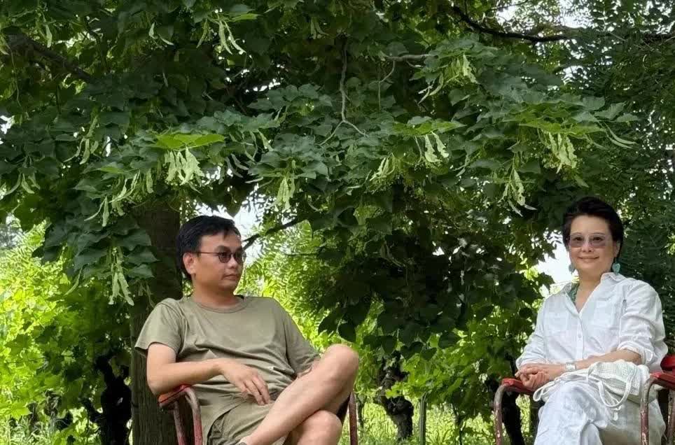 袁立到法国乡村吃大餐，和丈夫坐树下乘凉，夫妻俩吃一大盘生蚝